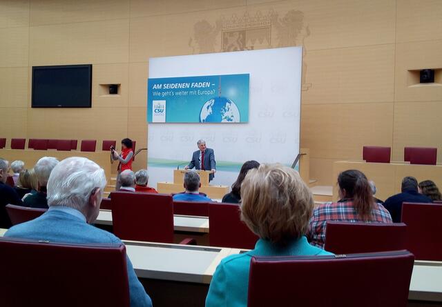 Interessanter Vortrag von MdL Harald Güller über seine Tätigkeiten und Arbeitsbereiche im Bayerischen Landtag - vorne Herr und Frau Klingelstein aus FDB