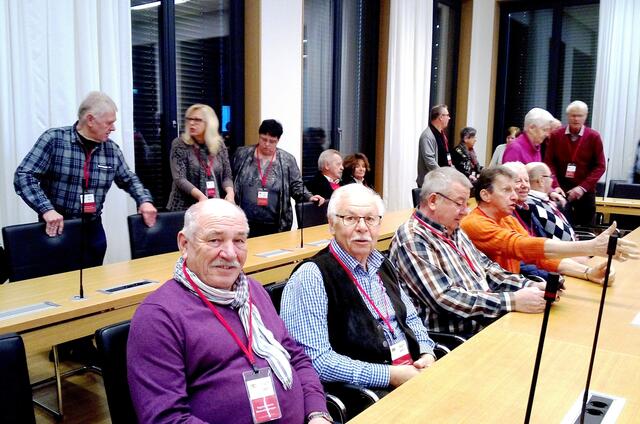 vorne einige Gersthofer Stockschützen und dahinter die  Red White Glammhogga aus Gablingen - zB. vorne Boris Fleissner mit Toni Wieland aus Gersthofen