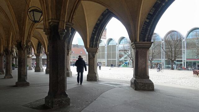 Unter den Rathausarkaden geht es zum Marktplatz, im Hintergrund die moderne Fassade eines Textilkaufhauses. Foto: Helmut Kuzina