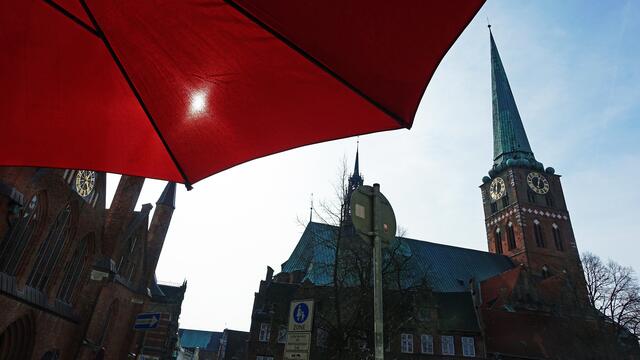 Im Straßencafé auf dem Platz Koberg mit dem Blick auf das Heiligen-Geist-Hospital und die Jakobikirche. Foto: Helmut Kuzina