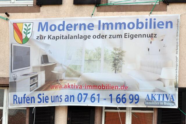 Auf der HP der Immobilienfirma kann man sehen, welches "Schmuckstück" das dörfliche Leben aufpeppen soll.