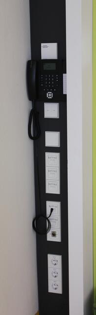 Mediensäule im Klassenzimmer, in der die Installationen zusammengefasst sind