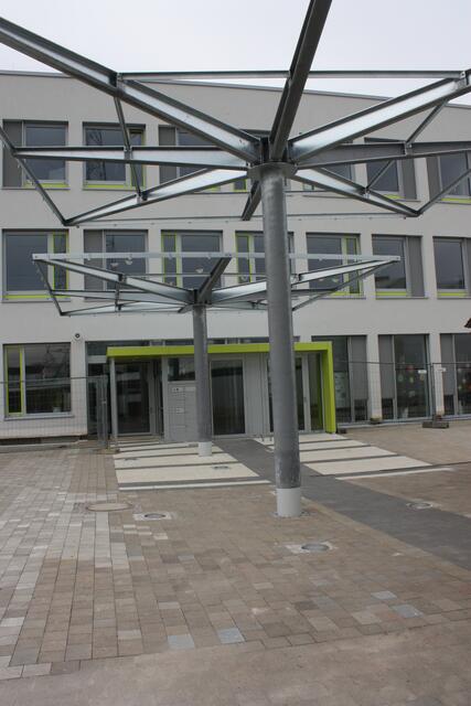 Haupteingang der sanierten Eichenwaldschule