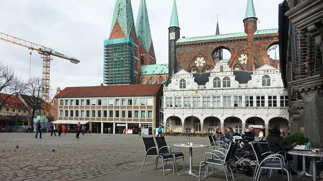 Der Marktplatz als historischer Mittelpunkt mit St. Marien und der hellen Schaufassade des Rathauses, die durch große Windlöcher unterbrochen ist. Foto: Helmut Kuzina