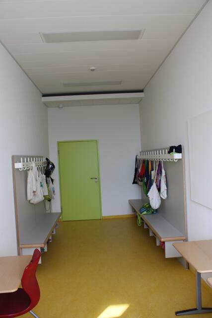 Garderobenraum, der an ein Klassenzimmer angegliedert ist
