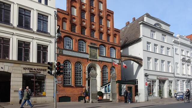 In der Breiten Straße steht das als Restaurant genutzte ehemalige Versammlungshaus der Schiffergesellschaft (Bildmitte). Foto: Helmut Kuzina
