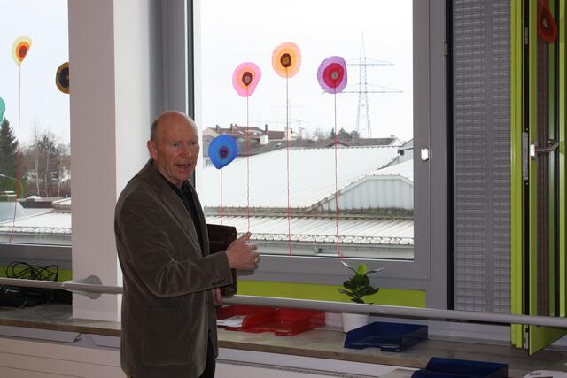Herbert Zimmermann von der Stadt Neusäß erläutert die Wetterschutzelemente an den Fenstern