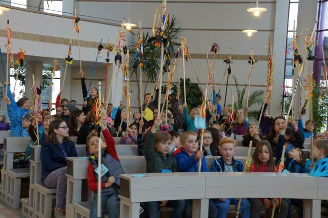 stolz zeigen die Kinder ihren selbstgebastelten "Elia-Wanderstock"
