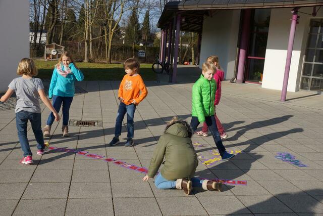 in altersgerechten Gruppen gibt es lustige Spiele zum Thema