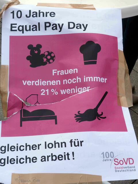 ... vom Sturm geschädigtes Equal Pay Day-Poster