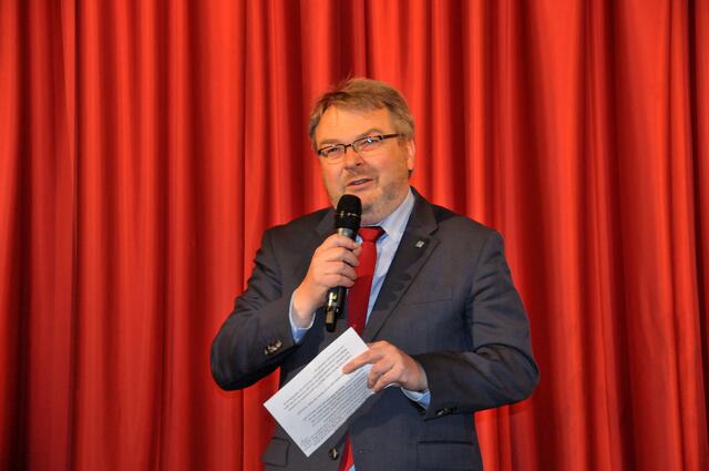 1. Bürgermeister Thomas Herrmann überbringt die Grüße der Stadt Hannover zum 20. Jubiläum.