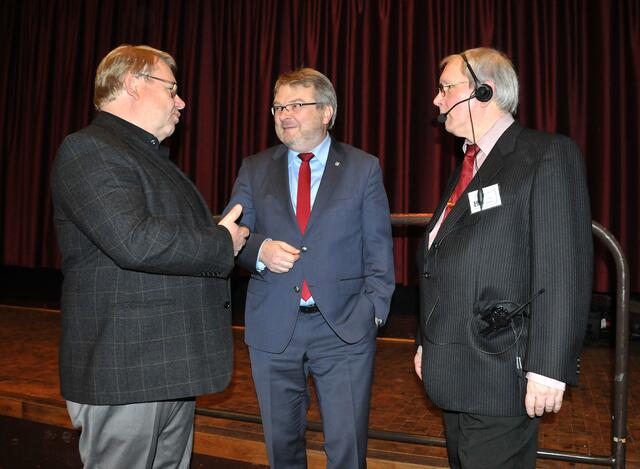 V.L.: Eberhard Meyer vom Amateurtheaterverband Niedersachen im Gespräch mit Hannovers 1. Bürgermeister Thomas Herrmann und Theaterleiter und Regisseur Peter Gärtner.