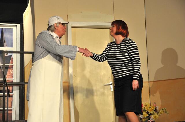 Als er die neue Untermieterin kennenlernt, ist Hauswirt Bernhard Kaiser gar nicht mehr sauer. Statt einer Kündigung gibt es einen Rosenstrauch.