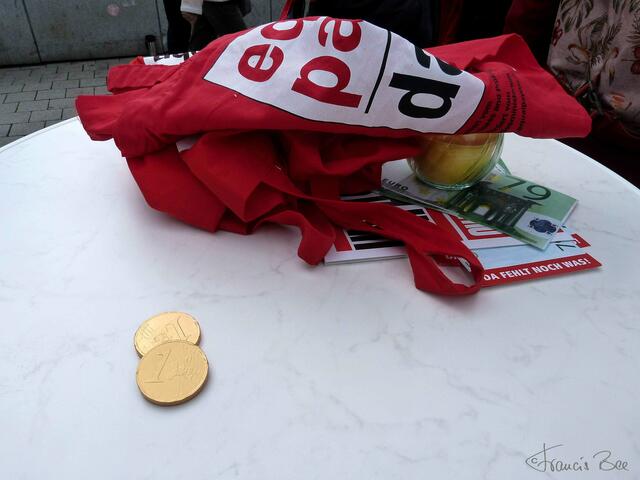 Equal Pay Day mit 2 Euro ... "Schoki für Mutti"