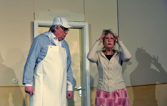 Hauswirt und Schlachtermeister Bernhard Kaiser (Mike Gerhardy) hat Probleme mit seiner Mieterin Hildegard Knauer (Gabi Dragon).