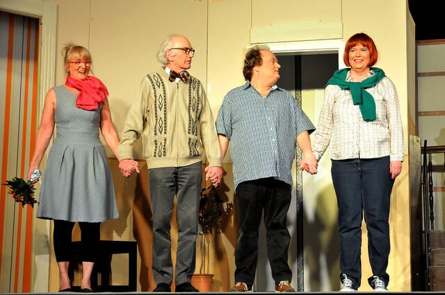 Tratschen im Treppenhaus: vl. Gabi Dragon, Rainer Picht, Jürgen Heckmann, Anja Schrage.