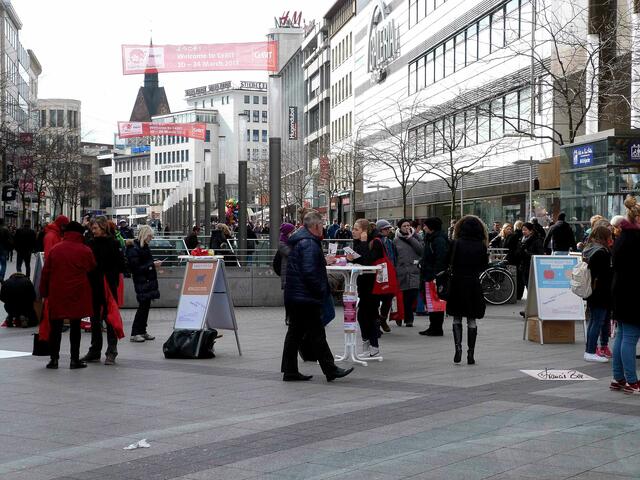 Equal Pay Day vor der Nikki de Saint Phalle Passage auf der Bahnhofstraße