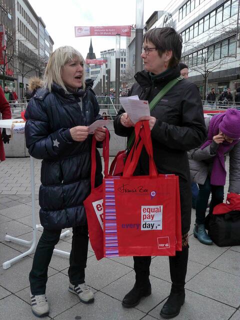 Gespräch mit einer Mitarbeiterin einer Reinigungsfirma - einer der Berufe, die körperlich schwer und stark unterbezahlt sind. Für eine ausreichende Rente zu wenig.