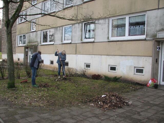 Bürger ergreifen die Eigeninitiative, man muss sich für seinen Stadtteil schämen und sich 3 x überlegen Besuch einzuladen.