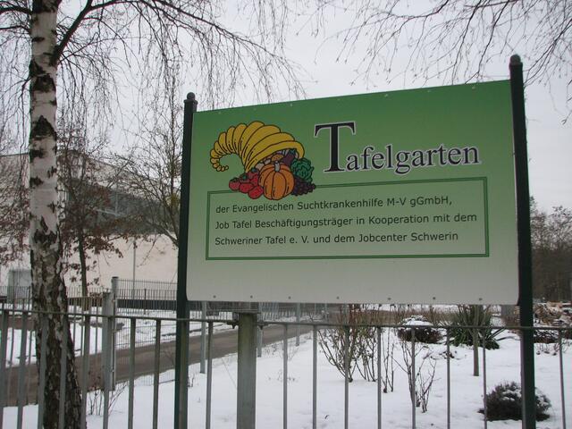 Tafelgarten im Hintergrund die Sporthalle