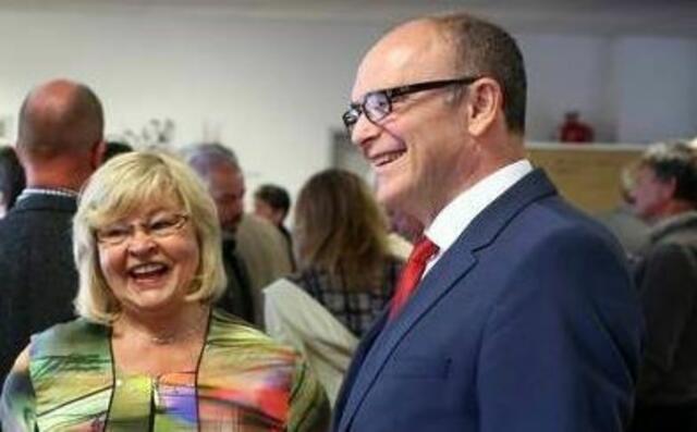 MP Sellering (SPD) hat kein Problem mit der ehemaligen SED Genossin Barbara Borchardt vom Rat des Kreises Templin (auch zuständig für Ausreiseanträge) ein nettes Gespräch zu pflegen.