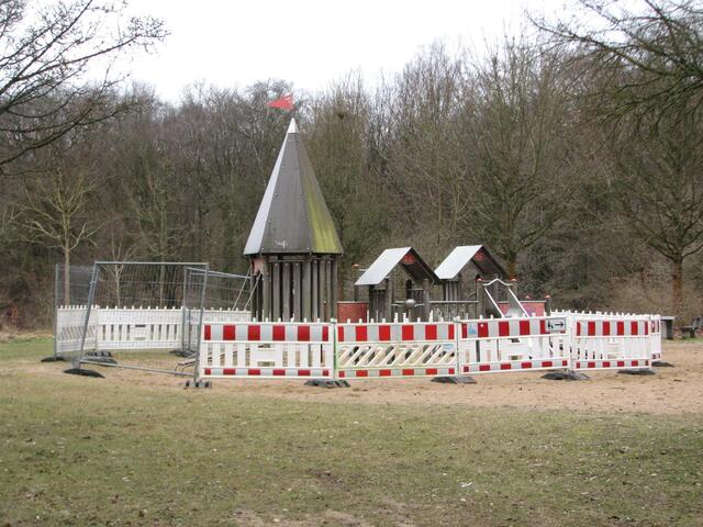 Spielplatz abgesperrt !