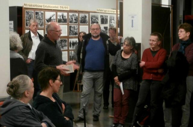 Michael Jürging (mit Notizblock) im Kreis der Besucher.