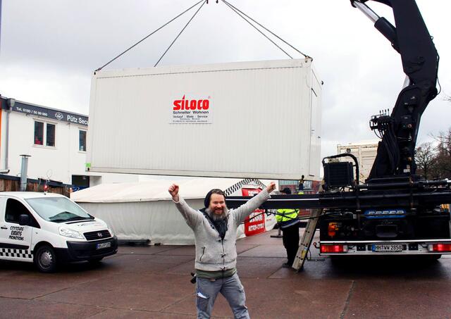 22. Februar - "Der Container steht" - berichten Medien und Fernsehen | Foto: Facebook / Max Bryan