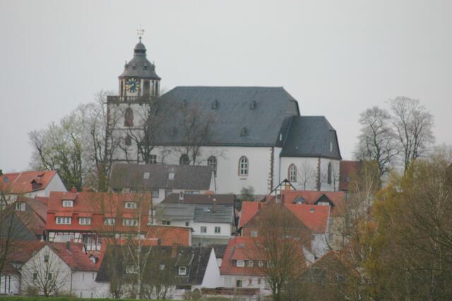 Die evangelische Stadtkirche thront über den Gebäuden der Stadt.