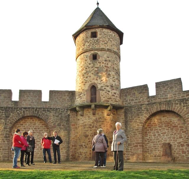 Der Hexenturm und ein Teil der restlichen noch erhaltenen Stadtmauer.