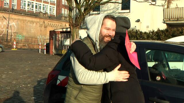 "Hamburg Wasser" hatte "Ein Herz für Klaus" und ermöglichte die Aufstellung des Containers bei "Strand Pauli" | Foto: Facebook / Max Bryan