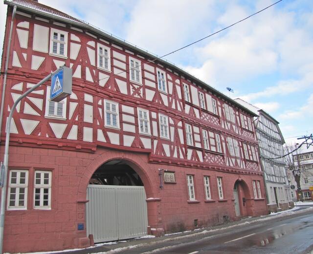 Der blaue Löwe - ehemals eine Gaststätte, heute ist das Bauamt der Stadt Kirchhain hier untergebracht.