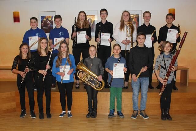 Auf dem Foto sind alle Wertinger Teilnehmer des Landesentscheid beim Concertino Wettbewerb Solo/Duo.