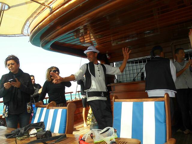 . . . stürmischer Empfang auf dem Piratenschiff, nach Rückkehr auf der "Pirates II" . . .