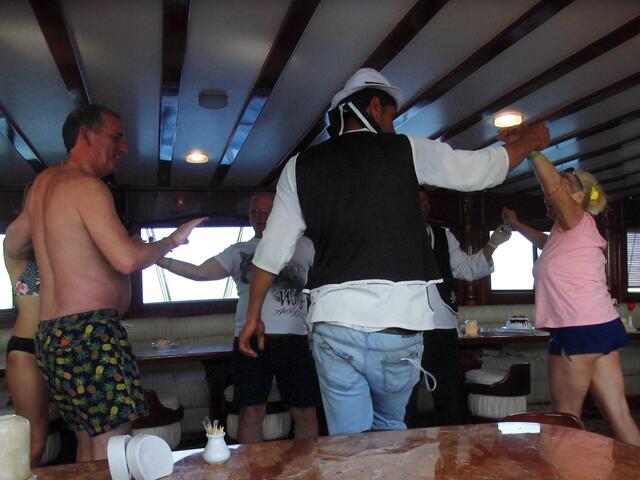 . . . eine wunderbare Stimmung kam bei entsprechender Musik und Tanz mit der "Piratenbesatzung" auf, als  diese erfuhr, dass die Frau eines russischen Ehepaares Geburtstag habe . . .