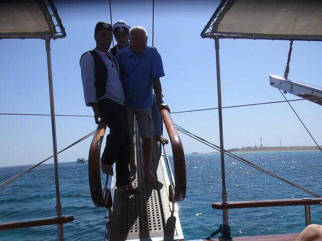 . . . auf der Reeling der "Pirates II" . . .