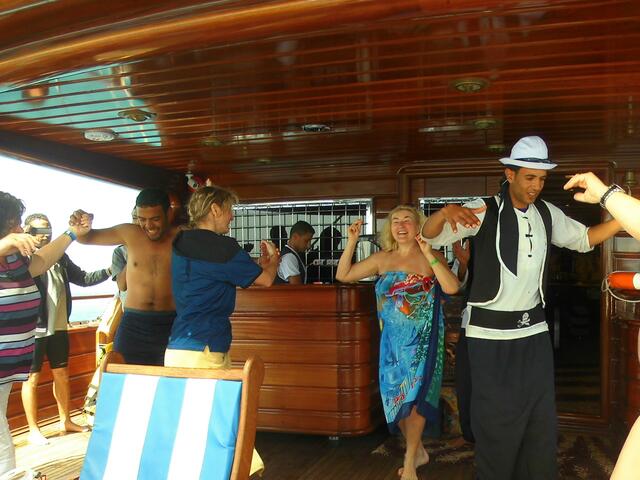 . . . stürmischer Empfang auf dem Piratenschiff, nach Rückkehr auf der "Pirates II" . . .