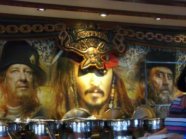 . . . an der Wand im "Salon" die Urahnen der "Pirates II", darunter ein warmes Bufett mit Selbstbedienung  . . .
