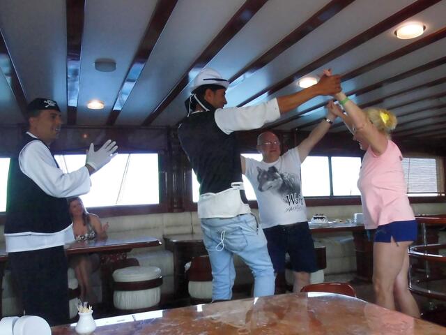 . . . eine wunderbare Stimmung kam bei entsprechender Musik und Tanz mit der "Piratenbesatzung" auf, als diese erfuhr, dass die Frau eines russischen Ehepaares Geburtstag habe . . .