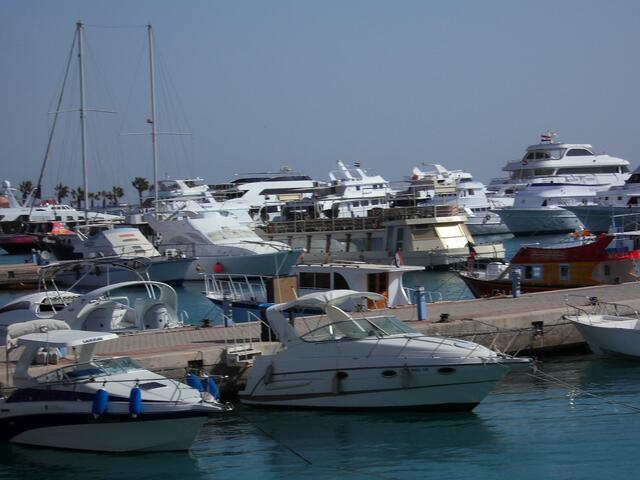 . . . die Segeltour/Schnorcheltour startete im Hafen von Hurghada . . .