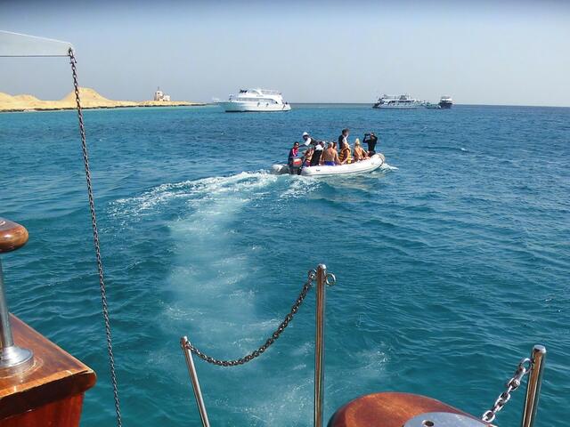 . . . ein Schlauchboot brachte uns zum Korallenriff im Meer . . .