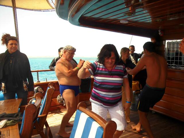 . . . stürmischer Empfang auf dem Piratenschiff, nach Rückkehr auf der "Pirates II" . . .