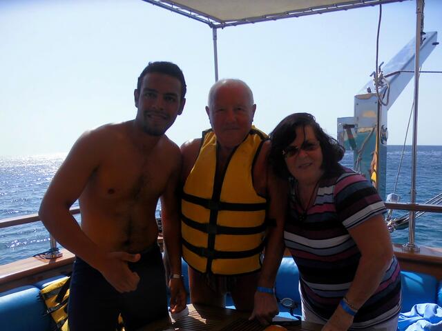 . . . vor dem Start zur Schnorcheltour, unser Reiseleiter Muhamed,li., meine Frau,re. und ich mit Schwimmweste . . .