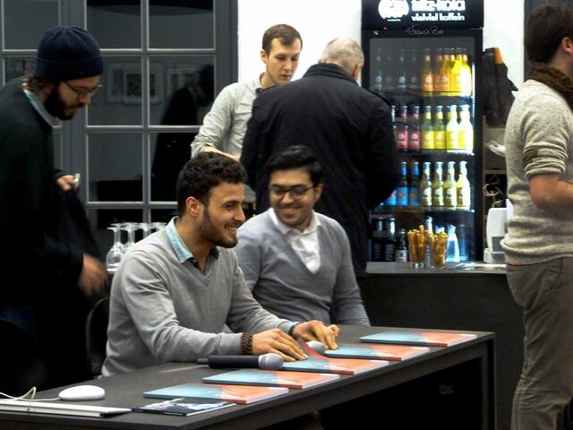 Eduardo Villanueva (li. stehend), Najem Al-Khalaf und Alireza Hussein