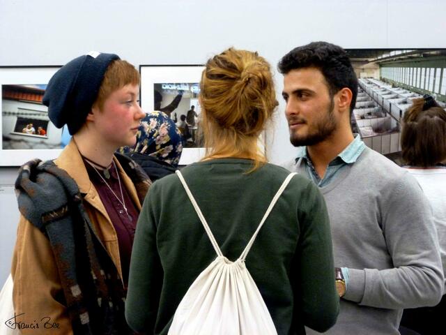 Najem Al-Khalaf im Gespräch mit Gästen