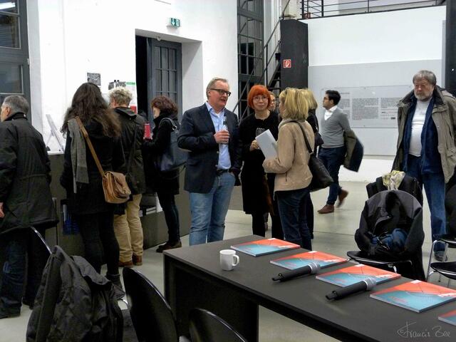 Gespräche ... und rechts am Bildrand steht unser Freund Hans-Werner Blume