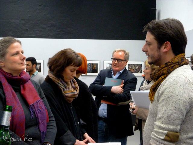 Sebastian Cunitz im Gespräch mit Gästen, ist einer der Gründer von Cameo