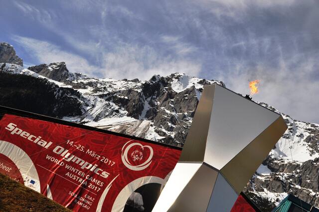 The Flame of Hope reiste durch die ganze Welt bis sie in Schladming das Special Olympics Feuer entzündete. Hier mit dem Dachstein im Hintergrund im Langlaufstadion.