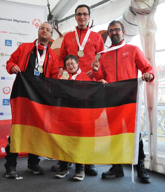 Bronze für die 4x100 Meter Staffel: die Jungs Ronald Glaub, Daniel Weinert und Werner Wiedemann mit Valentina Beck