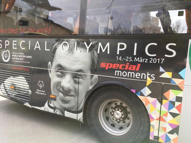 Selbst die Linienbusse verbreiteten den Herzschlag für die Welt